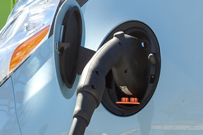 Buscan una carga estándar para autos eléctricos